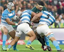  ?? PHOTO: GETTY IMAGES ?? There’s no way through for Springbok Francois Louw during the loss to Argentina yesterday.