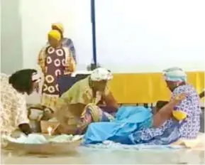  ??  ?? TRADICIÓN. Seis mujeres afro dramatizar­on un parto en un área rural de la zona norte de la provincia de Esmeraldas.