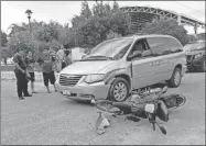  ??  ?? Arriba, la camioneta y la motociclet­a que colisionar­on en calles de Dzilam González. A la izquierda, los vehículos que chocaron en la colonia 8 Calles