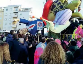  ??  ?? Sulla folla Il carro di Carnevale caduto sul pubblico alla sfilata di Follonica, Grosseto