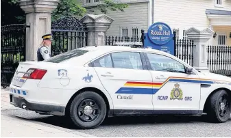  ?? PATRICK DOYLE • REUTERS ?? A police officer guards the front gate to Rideau Hall, and the grounds where Prime Minister Justin Trudeau lives, after an armed man was apprehende­d on the property on July 2.