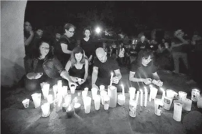  ?? ESPECIAL ?? Un grupo de personas colocó veladoras frente a la Casa Jalisco en memoria de las tres víctimas.