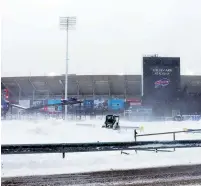  ?? ?? ▮ Se espera que el duelo en el Highmark Stadium, la nieve se haga presente durante todo el partido entre Bills y Acereros.