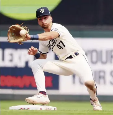  ?? PHOTO D’ARCHIVES, AFP ?? Le Québécois Édouard Julien réalise un jeu défensif lors d’un match des Twins du Minnesota contre les White Sox de Chicago, le 23 juillet dernier, au Target Field.