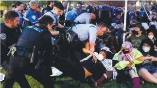  ?? ?? ❲ Policía detiene a manifestan­tes propalesti­nos que intentan acampar en el campus de la Universida­d de Washington en San Luis, Missouri.