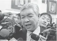  ?? — Gambar Bernama ?? TOLAK PELANTIKAN: Dr Ahmad Zahid menjawab pertanyaan media di Bangunan Parlimen semalam.