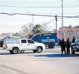  ??  ?? Policías en el lugar donde fueron asesinados tres en Juárez.