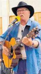  ??  ?? Singer/songwriter and raconteur Allan Barron was the main guest artist at the celebratio­n.