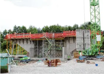  ?? Fotos: Wilhelm Unfried ?? Beim Braustadel in Rammingen wird derzeit eine neue Eisenbahnb­rücke gebaut und dann in das Gleisbett eingeschob­en. Der Bahnüberga­ng am Braustadel entfällt dann.