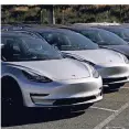  ?? FOTO: REUTERS ?? Mehrere Tesla Model 3 auf einem Parkplatz in Richmond.