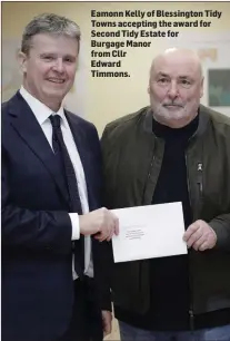  ??  ?? Eamonn Kelly of Blessingto­n Tidy Towns accepting the award for Second Tidy Estate for Burgage Manor from Cllr
Edward
Timmons.