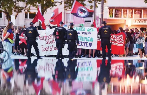  ?? Foto: Felix Kästle/dpa ?? »Pressefrei­heit statt Polizeista­at« forderten Demonstrie­rende in Freiburg am Tag nach dem Verbot von »Indymedia Linksunten«.