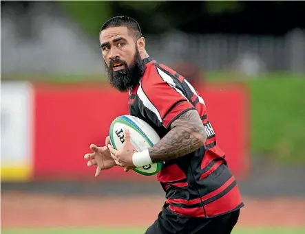  ?? RICHARD SPRANGER ?? Setulu Punatai looks for support before making a telling break that led to Federick Cain try for Papakura, that helped secure the team’s victory.