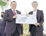  ??  ?? El cónsul Mauricio Ibarra Ponce de León y la rectora de UTEP, Heather Wilson