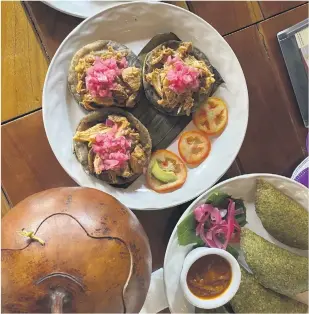  ??  ?? Panuchos de cochinita y empanadas de chaya