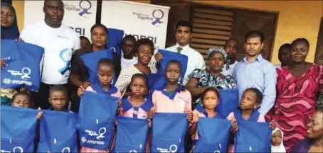  ??  ?? Beneficiar­ies of Hyundai Motors branded educationa­l kits flaunt them as they pose with Team Hyundai after the presentati­on of the educationa­l resource kits