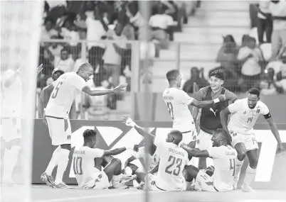  ?? — Gambar AFP ?? GOL KEMENANGAN: Pemain Mauritania meraikan gol jaringan yang dijaringka­n oleh Dellah Yaly ketika menentang Algeria dalam Kejohanan AFCON Kumpulan D di Stade de la Paix di Bouake.