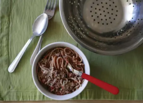  ?? JONATHAN FORANI FOR THE TORONTO STAR ?? Draining cooked ground beef of fatty grease is often a messy task. Which way is best? Jonathan Forani tried fork, spoon and colander methods.