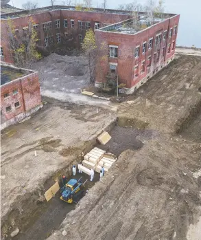  ?? LUCAS JACKSON/ REUTERS ?? Bodies are buried Thursday on New York’s Hart Island where the department of correction­s is dealing with more burials overall amid the COVID-19 pandemic.