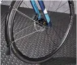  ??  ?? TOP Subtly flared bar gives a comfortabl­e hand hold ABOVE SKS mudguards fit comfortabl­y with a front flap to keep spray off your feet