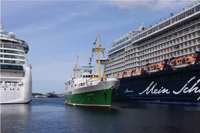  ?? JONAS HAARR FRIESTAD ?? Veteranski­pet Sandnes blant to store cruiseskip. til sammen lager de et unikt havnemiljø i Stavanger.