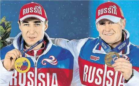  ?? Alexandr Zubkov (vpravo) and Alexej Vojevoda zvítězili na dvojbobech. Jejich výkon obvinění zpochybnil­o. FOTO PROFIMEDIA ?? Ruští medailisté.