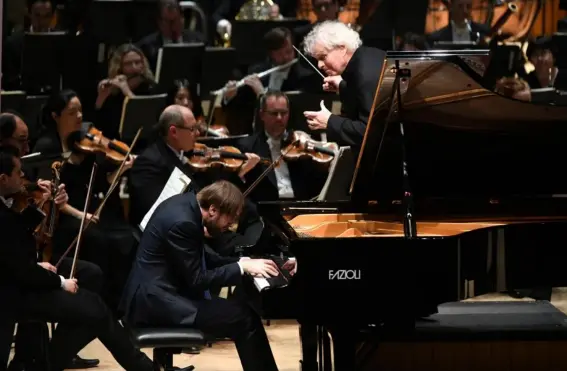  ??  ?? A night of versatilit­y with the Russian musician, Simon Rattle and the LSO