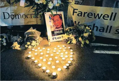  ?? JASON REED / REUTERS ?? Velas y flores en recuerdo de Liu Xiaobo frente al consulado de China en Sydney