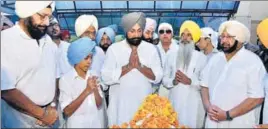  ?? HT PHOTO ?? Amid chanting of hymns, chief minister Capt Amarinder Singh (right) and his son Raninder Singh (centre) with the ashes of Rajmata Mohinder Kaur at Kiratpur Sahib on Thursday.