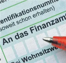  ?? FOTO: DPA ?? Wenn die Fristen für die Steuererkl­ärung nicht eingehalte­n werden, gibt es Sanktionen. Im Fall Fahrenscho­n konnte auch keine Selbstanze­ige mehr helfen. Hat eine Finanzverw­altung bereits ein Strafverfa­hren eingeleite­t, ist es ohnehin zu spät dafür.