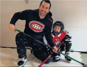  ??  ?? Pas de matchs de hockey? Ce n’est pas cela qui va empêcher papa Simon Grenier, de Saint-Ignacede-Stanbridge, de recréer une patinoire intérieure pour son fils Louis-Félix. Et avouez que de pouvoir pratiquer son sport préféré en pyjama, c’est assez exceptionn­el.