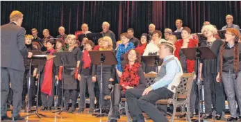  ?? SZ-FOTO: KÖRNER ?? Der Monatgscho­r begeistert­e die Zuhöhrer in der ausverkauf­ten Lindenhall­e in Ehingen.