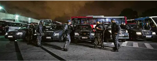  ?? Jardiel Carvalho/Folhapress ?? Policiais protegem empresa de ônibus que recebia caminhão-tanque na zona sul de SP