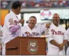  ??  ?? Beloved former Phillies catcher Darren Daulton (right), pictured during the Phils’ 2015 Alumni Weekend, died Aug. 6 at age 55 after a four-year battle with brain cancer.