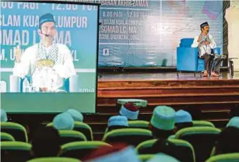  ?? [FOTO LUQMAN HAKIM ZUBIR/BH] ?? Abdul Somad berkongsi pandangan pada Tabligh Akbar Persiapan Umat dan Generasi Muda
Islam dalam Mendepani Cabaran Akhir Zaman di Kuala Lumpur, baru-baru ini.