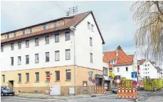  ?? FOTO: HERFURTH ?? Während in der Nachbarsch­aft des ehemaligen Obdachlose­nheims, in der Turnerstra­ße 13, die Bagger ein Haus abbrechen, ist noch nicht entschiede­n, was mit der ehemaligen „Germania“passiert.