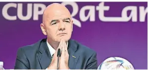  ?? FOTO: ROBERT MICHAEL/DPA ?? Denkwürdig­er Auftritt: Fifa-Präsident Gianni Infantino spricht auf der Pressekonf­erenz vor dem WM-Auftakt.