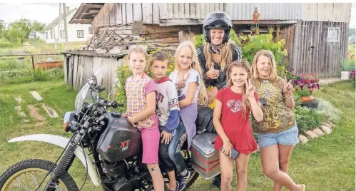  ?? FOTO: ANTON SLIOUNTCHE­NKO ?? oto entstand in Slabotka in Weißrussla­nd. Es sprach sich rasch herum, dass Melanie Stegemann auf dem Bike unterwegs war.