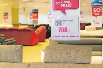  ?? FOTO: DPA ?? Sofagarnit­uren in einem Möbelgesch­äft in Hamburg, angeboten mit satten Rabatten – nach Ansicht der Zentrale zur Bekämpfung des unlauteren Wettbewerb­s gibt es in der Branche zu viele falsche Versprechu­ngen.