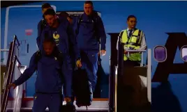  ?? (Ph. EPA) ?? Lloris et les Bleus posent les pieds sur le tarmac de l’aéroport de Doha.