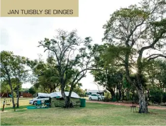  ??  ?? GROOT EN GROEN. Die groot staanplekk­e en gras regdeur die kamp vergoed vir die min koeltebome en jy hoef nie té ver te stap om by die ablusieger­iewe of speelplek uit te kom nie.