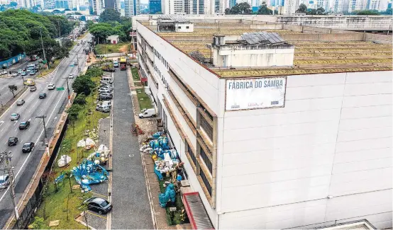  ?? DANIEL TEIXEIRA / ESTADÃO ?? São Paulo. Liga Independen­te das Escolas pode ficar isenta de pagar aluguel pelo uso de galpões da Fábrica do Samba, construída com recursos públicos