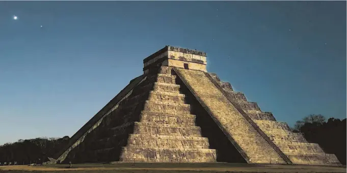  ?? MARTHA LÓPEZ-HUAN/EFE ?? La pirámide de Kukulkán, en Chichen Itzá, es uno de los sitios donde se promueve el astroturis­mo, más conocido como Stargazing o Dark Sky Tourism