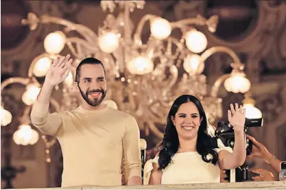  ?? ?? Nayib Bukele e a mulher, Gabriela Rodriguez de Bukele, no Palácio Nacional este domingo à noite.