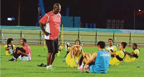  ??  ?? Penang coach Zainal Abidin Hassan talks to his players after training at the City Stadium in Penang recently.