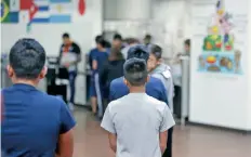  ??  ?? Niños hacen fila para comer en el albergue Casa Padre, en Brownsvill­e, Texas, donde están cientos de menores migrantes separados de sus padres.