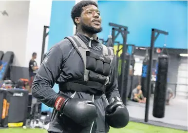  ?? CARLINE JEAN/STAFF PHOTOGRAPH­ER ?? Dolphins cornerback Byron Maxwell does boxing work at XPE Sports in Fort Lauderdale.