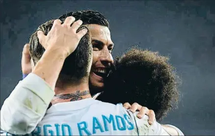  ?? GABRIEL BOUYS / AFP ?? Cristiano Ronaldo celebrando uno de sus goles, junto a Sergio Ramos y Marcelo, anoche en el Bernabeu