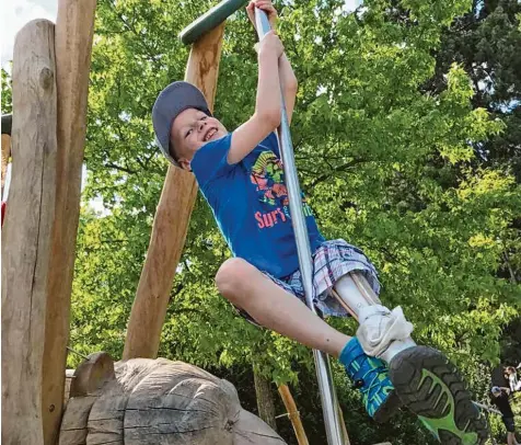  ?? Fotos: Kirschke ?? Immer ein Lachen im Gesicht: Ben Kirschke ist mit einem verkürzten Bein auf die Welt gekommen. Einige schwere Operatione­n hat er schon hinter sich. Nun kommt der Bub zur Schule – wie ein ganz normaler Erstklässl­er.