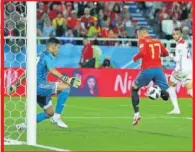  ??  ?? EL GOL DE ASPAS FUE GRACIAS AL VAR El asistente levantó el banderín, pero tras consultar el VAR, el uzbeko Irmatov rectificó su decisión y dio validez al gol de Aspas a Marruecos.
